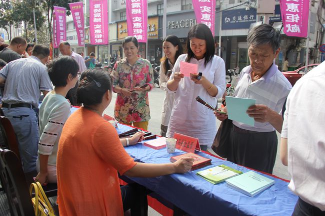揚中市市場監(jiān)管局成功舉辦2016年“質(zhì)量月”現(xiàn)場宣傳咨詢服務(wù)活動